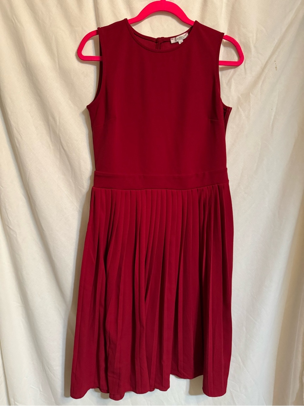 Sleeveless Pleated Wine-Red Midi Dress